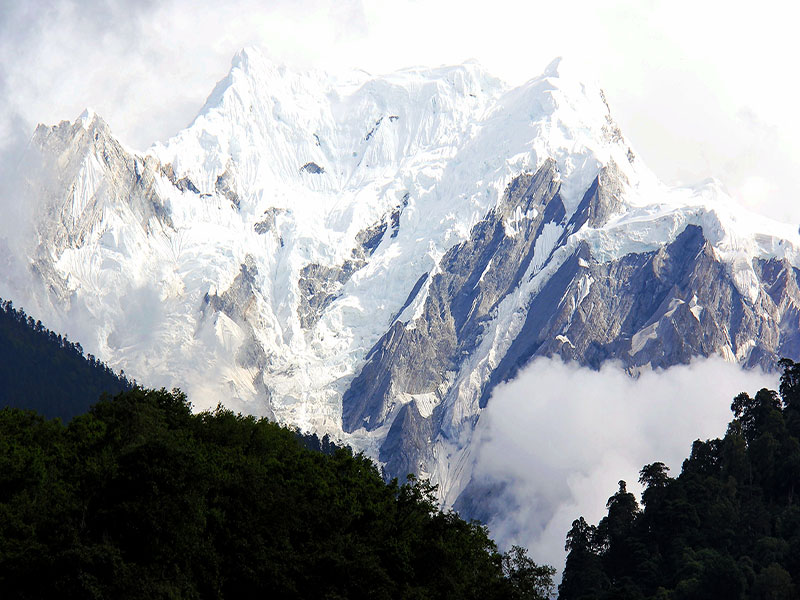 四姑娘山全景雙溝二日游，贈(zèng)送臥龍熊貓遺址愽物館，贈(zèng)送嘉絨土司官寨